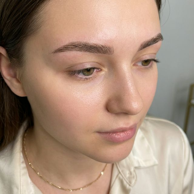 Cuidados del Microblading (Día a Día): La Guía Definitiva y el Error que Arruina tus Cejas